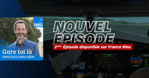 Visuel avec simulateur cockpit et logo France Bleu Gard pour valoriser l'émission et l'épisode radio sur MERMOZ ACADEMY