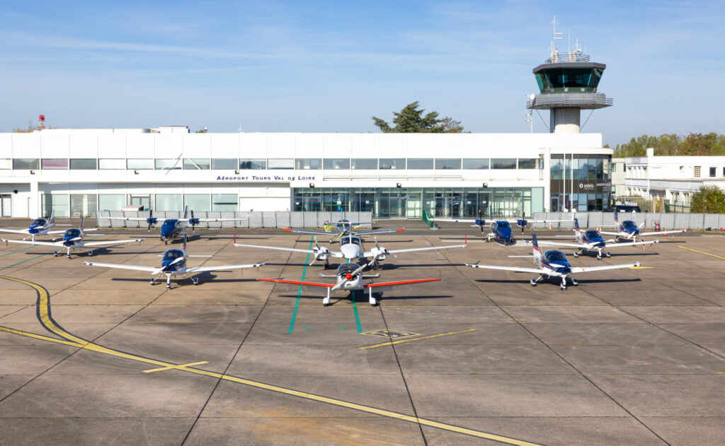 Nos avions devant l'aéroport de Tours